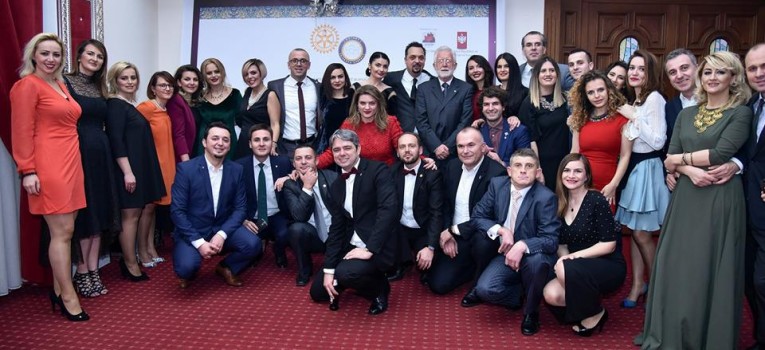 Pjesë nga mbulimi medial i aktivitetit të Fondit të Bursave pranë Klubit Rotarian Gjakova-Çabrati me moton “T’i japim dritë dijes”