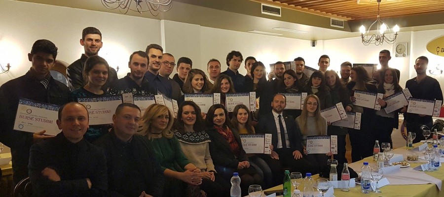 Pjesë nga mbulimi medial i ceremonisë solemne të shpalljes së bursistëve të Fondit të Bursave pranë Klubit Rotarian Gjakova-Çabrati me moton “T’i japim dritë dijes”